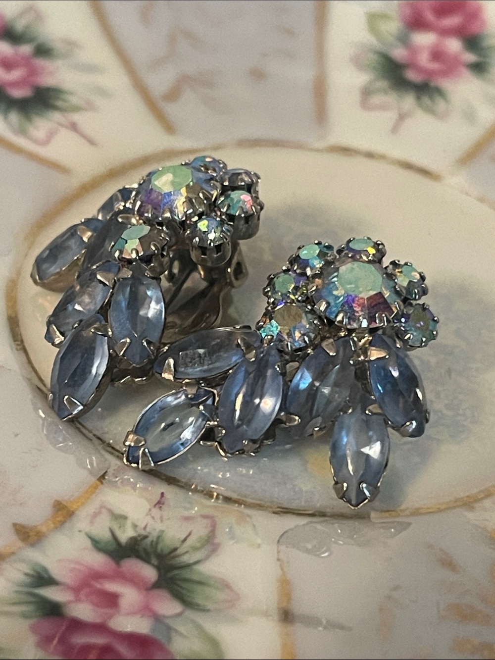 1950’s Weiss Frosted Blue Rhinestone Aurora Borealis Clip-on Earrings - Picture 3 of 12
